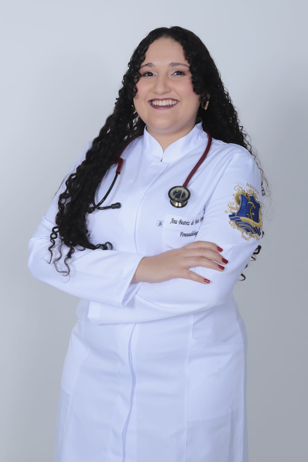 Retrato da Dra. Ana Beatriz, fonoaudióloga, de jaleco branco